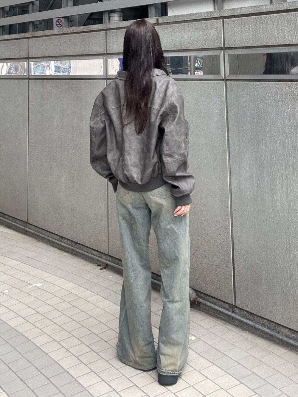 グレー系のブルゾンを着用したレディースの秋コーディネートの4枚目の写真