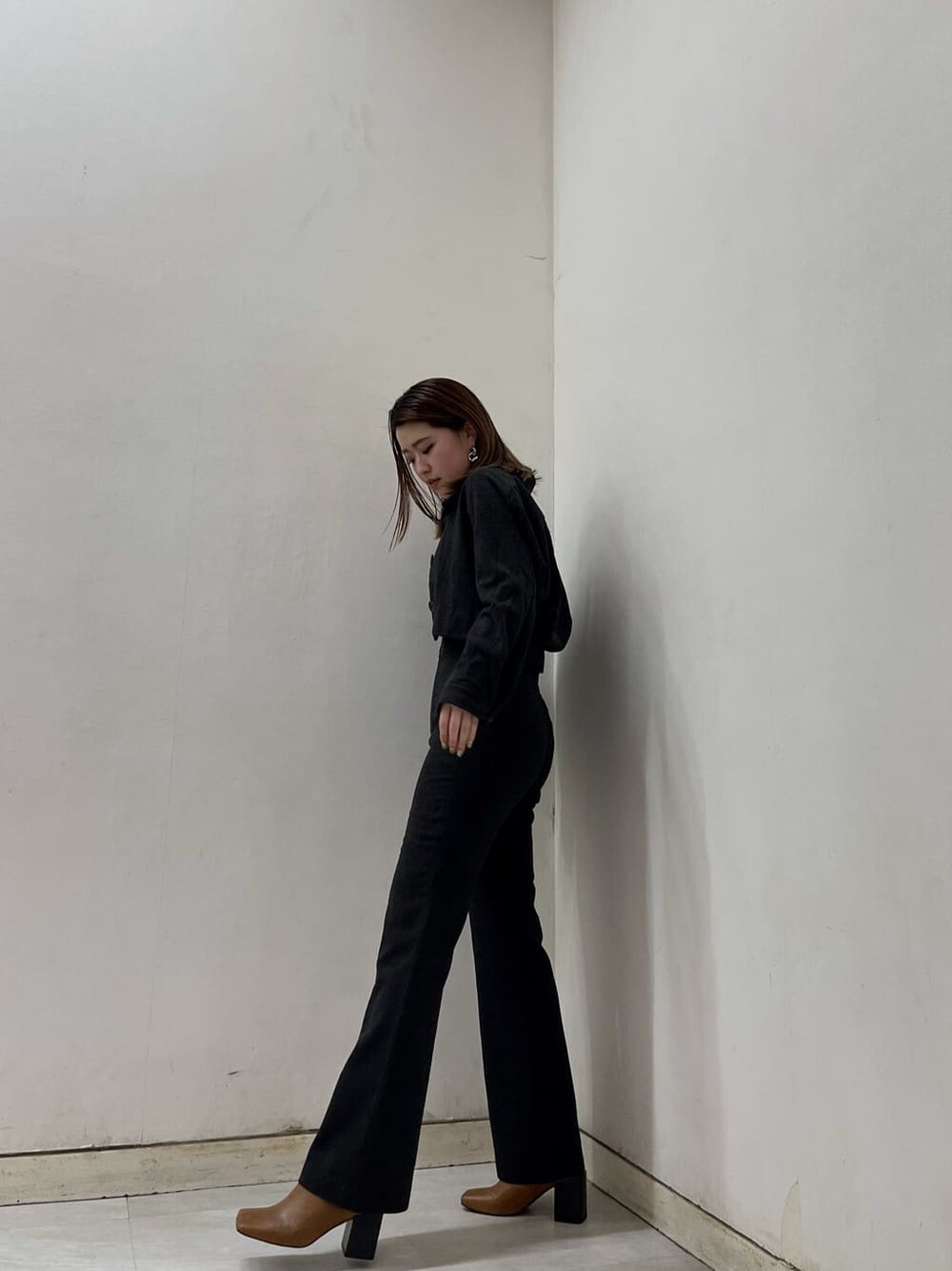 グレー系のその他アウター、グレー系のその他パンツ、ブラウン系のブーツを着用したレディースの夏コーディネートの6枚目の写真