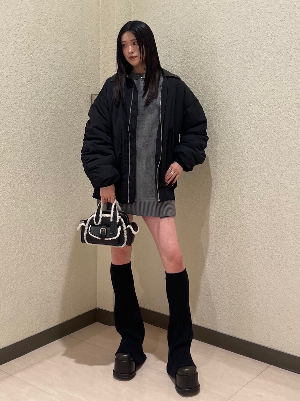 ブラック系のブルゾン、グレー系のニット/セーター、その他のローファーを着用したレディースの秋コーディネートの2枚目の写真
