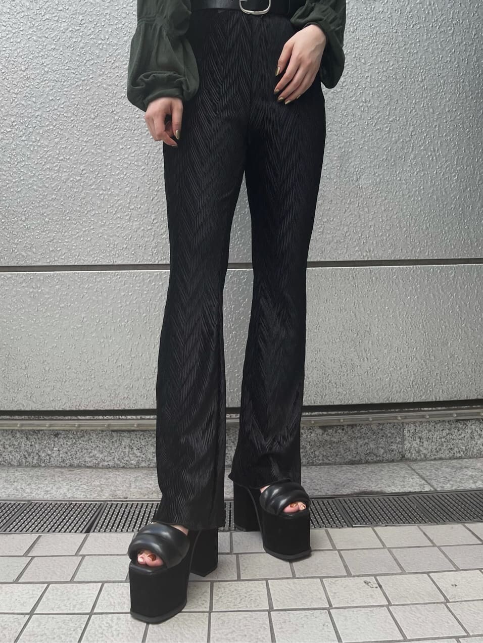 グリーン系のカーディガン/ボレロ、ブラック系のその他パンツ、ブラック系のサンダルを着用したレディースの夏コーディネートの6枚目の写真