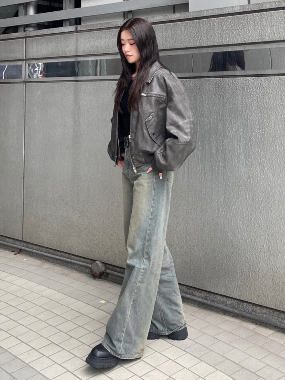 グレー系のブルゾンを着用したレディースの秋コーディネートの2枚目の写真
