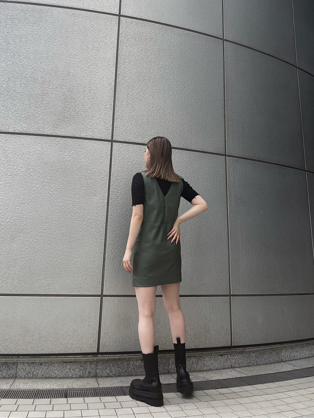 ベージュ系のワンピース、ブラック系のニット/セーターを着用したレディースの夏コーディネートの4枚目の写真