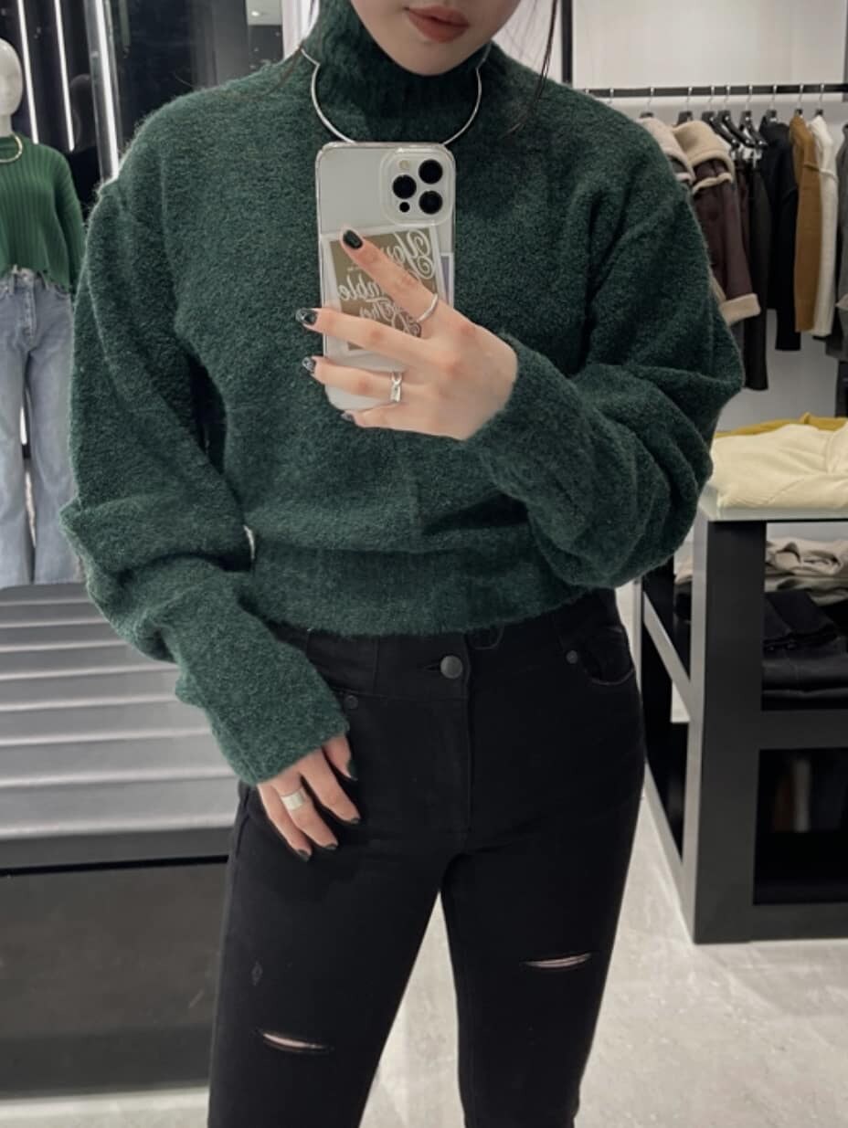 グリーン系のニット/セーターを着用したレディースの秋コーディネートの2枚目の写真