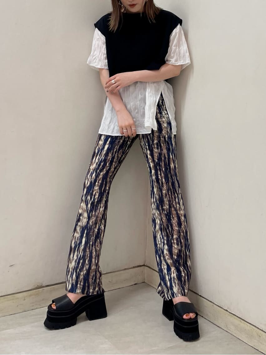 その他のその他パンツ、ブラック系のサンダル、ブラック系のTシャツ/カットソーを着用したレディースの夏コーディネートの2枚目の写真