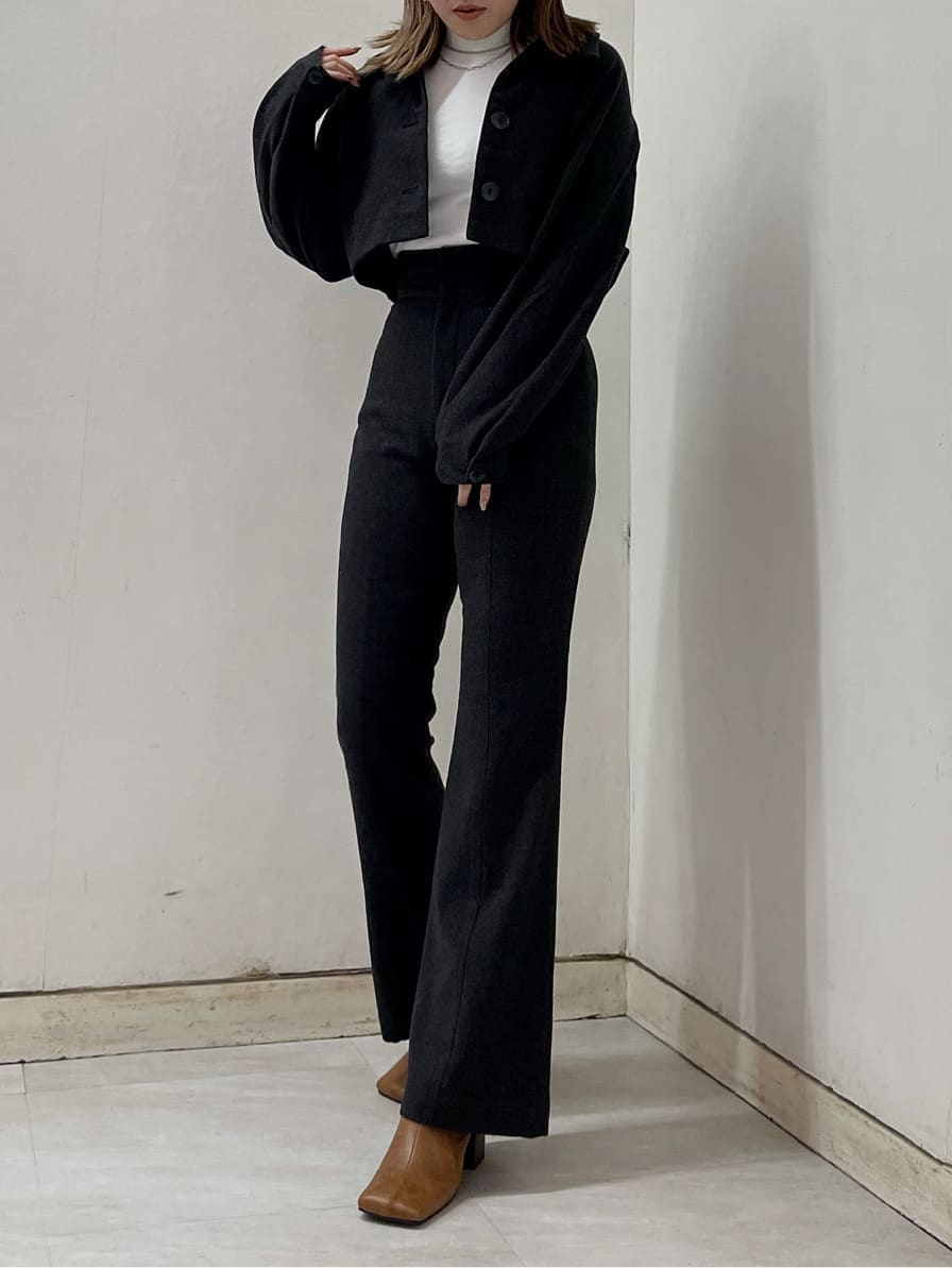 グレー系のその他アウター、グレー系のその他パンツ、ブラウン系のブーツを着用したレディースの夏コーディネートの2枚目の写真