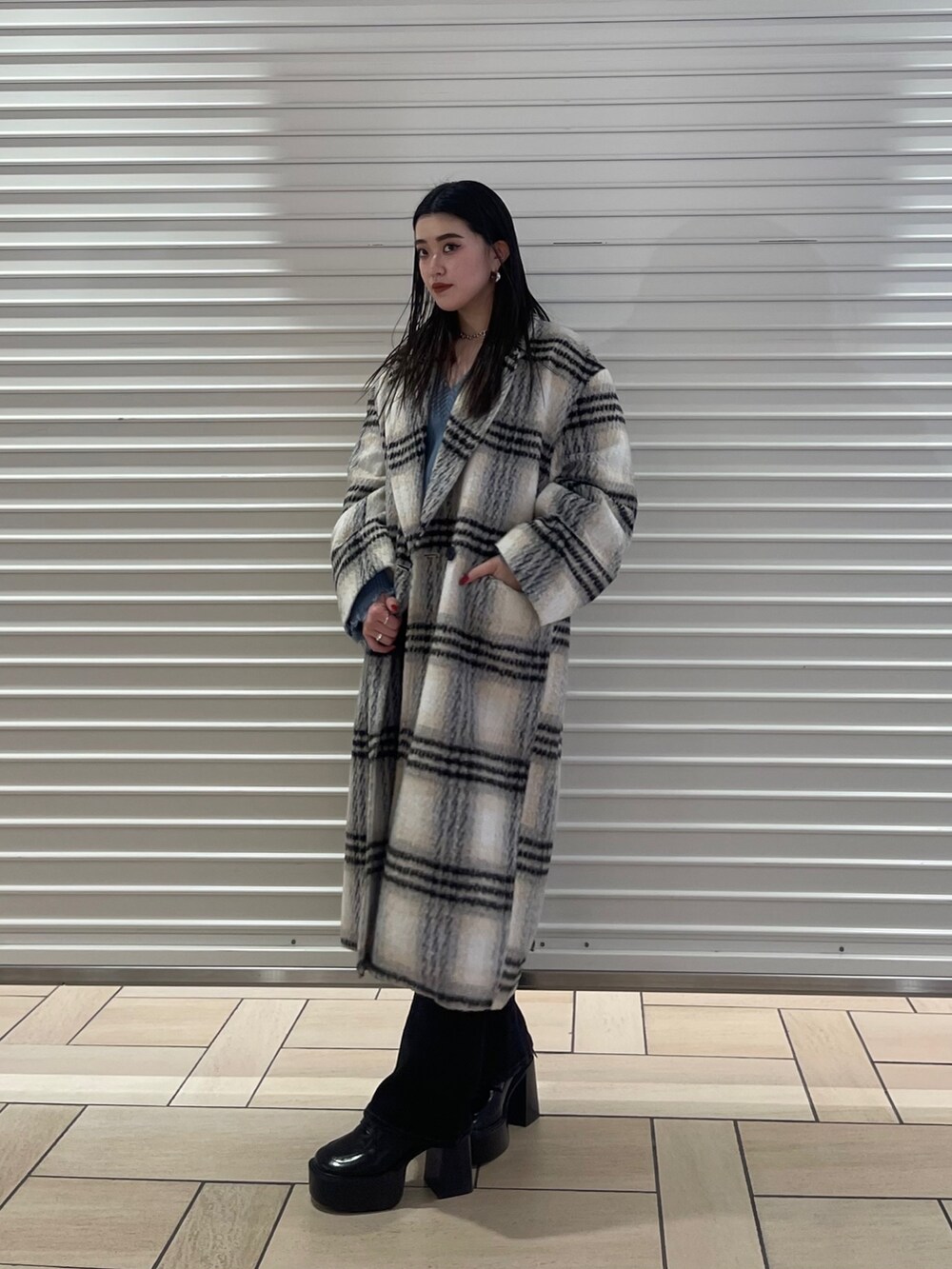 その他のチェスターコート、ブルー系のニット/セーター、ブラック系のデニムパンツを着用したレディースの冬コーディネートの3枚目の写真