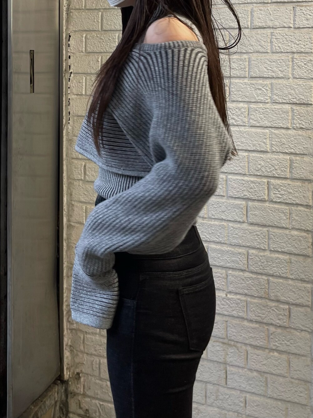 グレー系のニット/セーターを着用したレディースの秋コーディネートの4枚目の写真