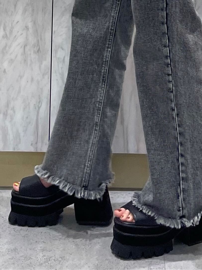 グリーン系のTシャツ/カットソー、ブラック系のデニムパンツ、ブラック系のサンダルを着用したレディースの夏コーディネートの5枚目の写真