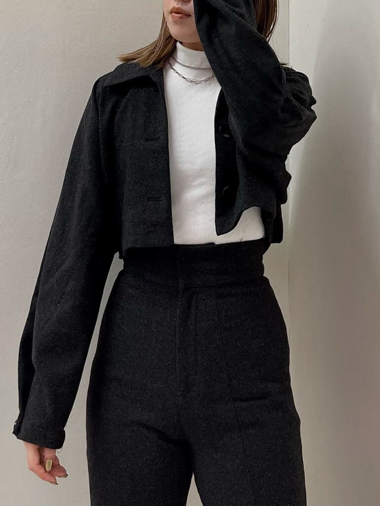 グレー系のその他アウター、グレー系のその他パンツ、ブラウン系のブーツを着用したレディースの夏コーディネートの3枚目の写真