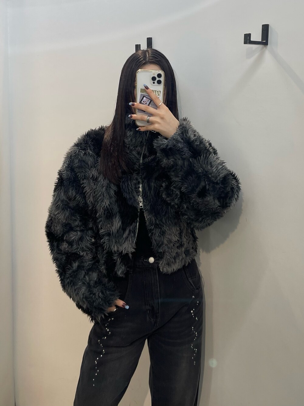 その他のブルゾン、ブラック系のデニムパンツを着用したレディースの秋コーディネートの4枚目の写真