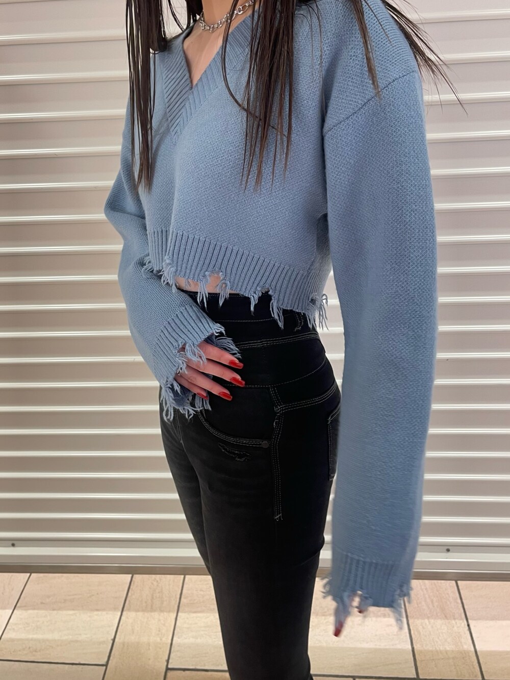 ブラック系のニット/セーター、ブラック系のデニムパンツを着用したレディースの冬コーディネートの3枚目の写真