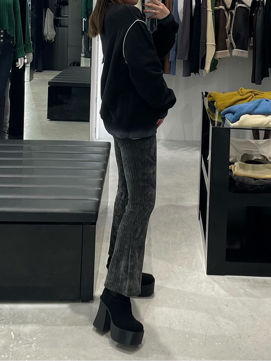 ブラック系のブーツ、グレー系のその他パンツ、ブラック系のTシャツ/カットソーを着用したレディースの秋コーディネートの4枚目の写真