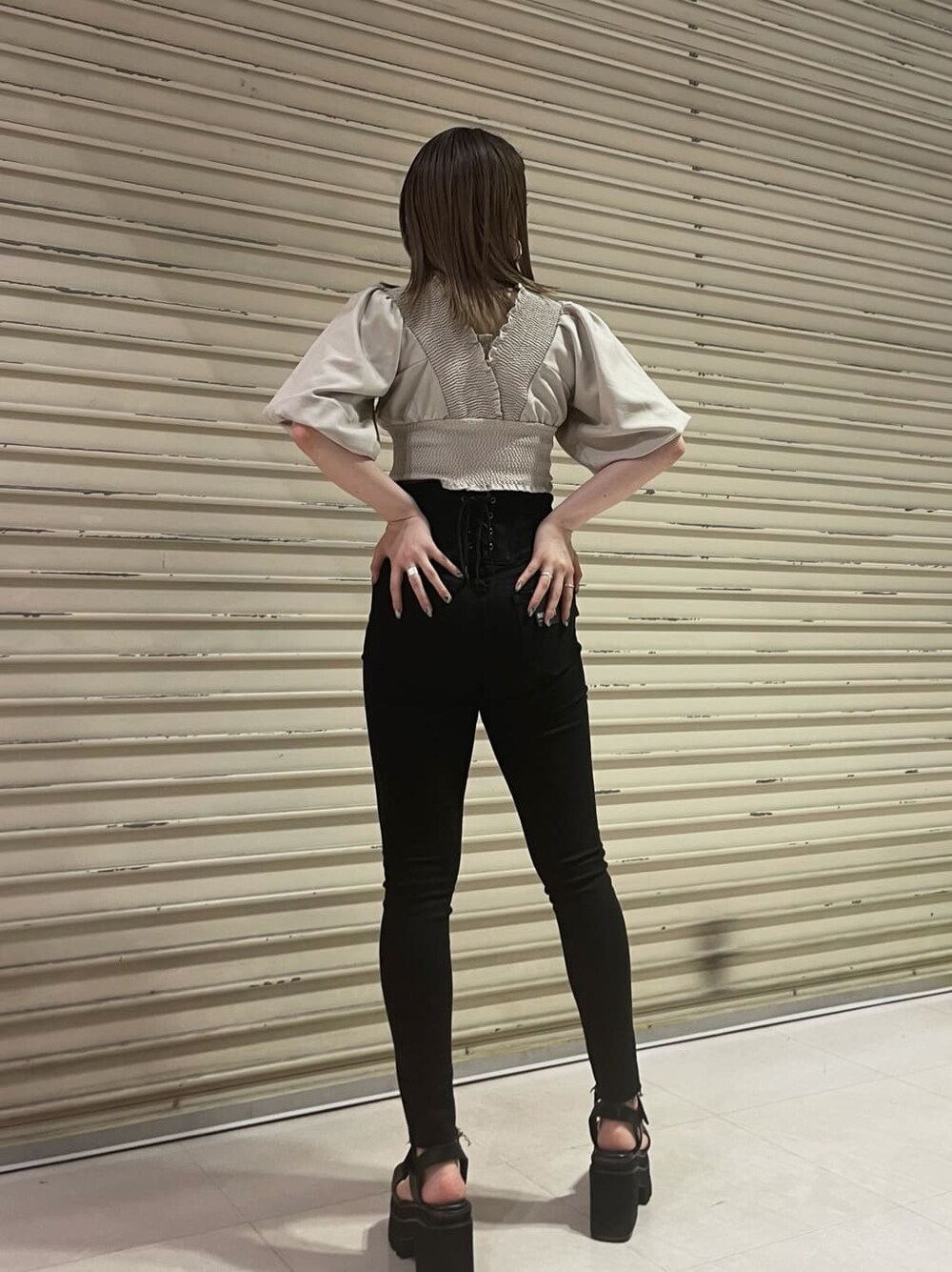 ブラック系のサンダル、ブラック系のデニムパンツ、ホワイト系のシャツ/ブラウスを着用したレディースの夏コーディネートの4枚目の写真