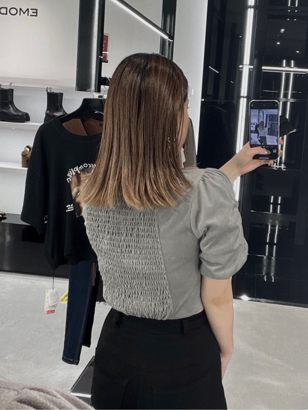 ブラック系のサンダル、ブラック系のデニムパンツ、グレー系のTシャツ/カットソーを着用したレディースの夏コーディネートの4枚目の写真