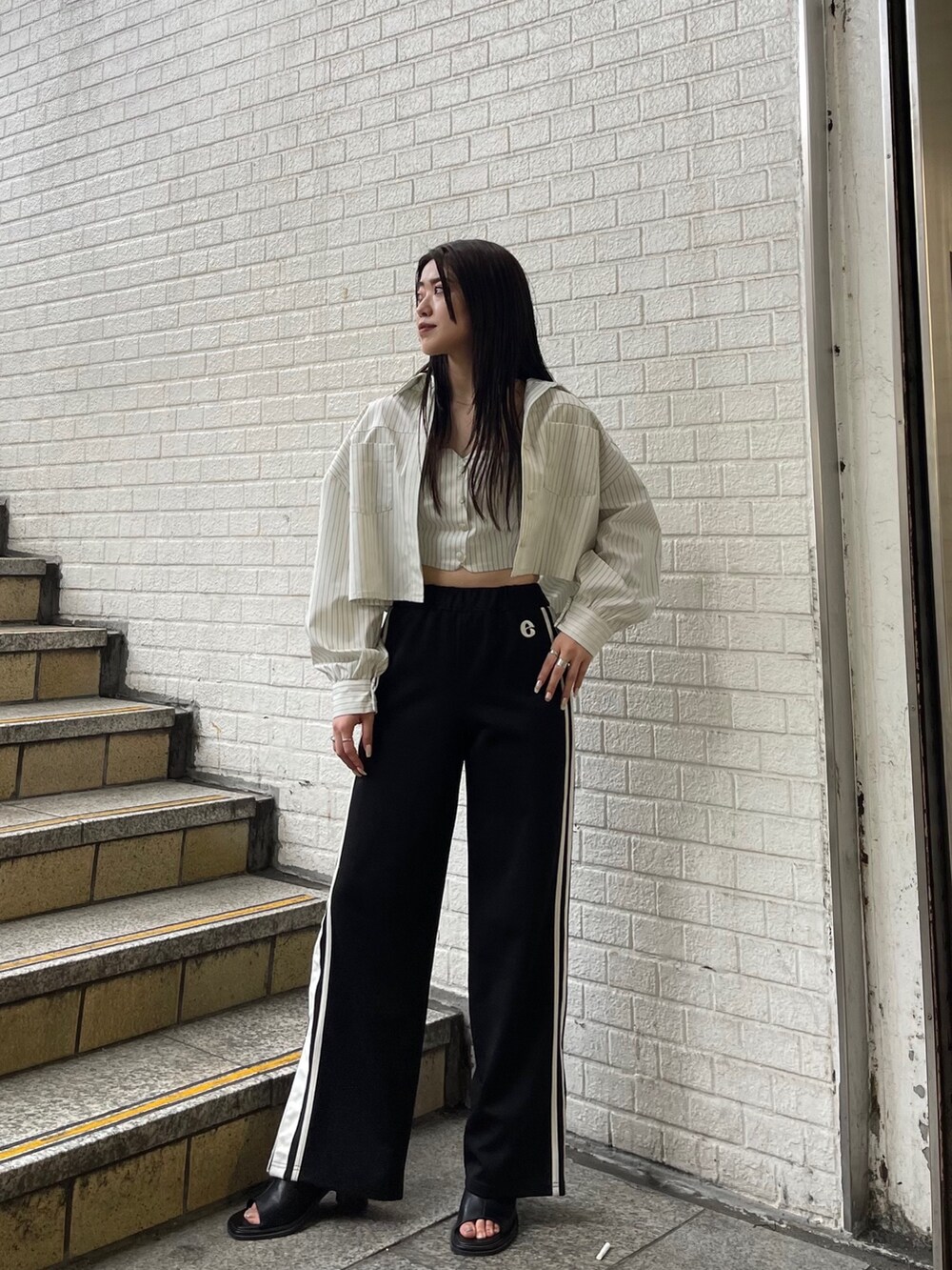 その他のシャツ/ブラウス、ブラック系のその他パンツ、ブラック系のブーツを着用したレディースの夏コーディネートの3枚目の写真