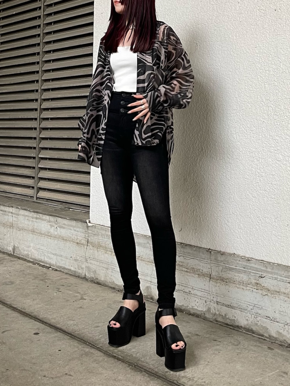 ブラック系のデニムパンツ、ホワイト系のタンクトップ、ベージュ系のシャツ/ブラウスを着用したレディースの夏コーディネートの2枚目の写真