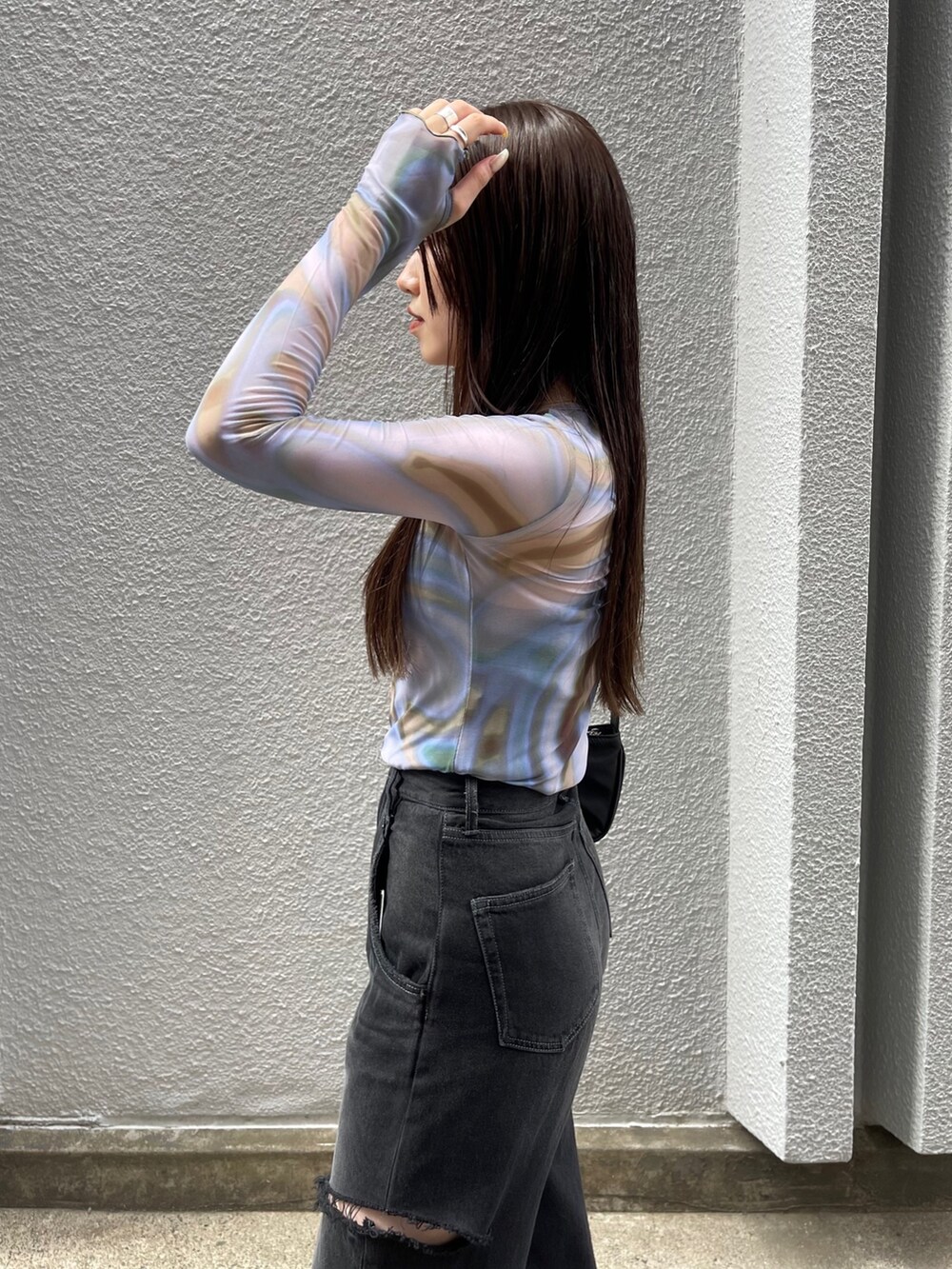 その他のTシャツ/カットソー、ブラック系のデニムパンツ、ブラック系のブーツを着用したレディースの夏コーディネートの4枚目の写真