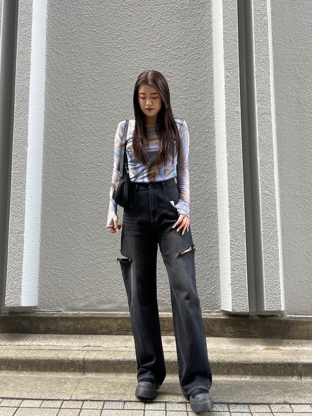 その他のTシャツ/カットソー、ブラック系のデニムパンツ、ブラック系のブーツを着用したレディースの夏コーディネートの3枚目の写真