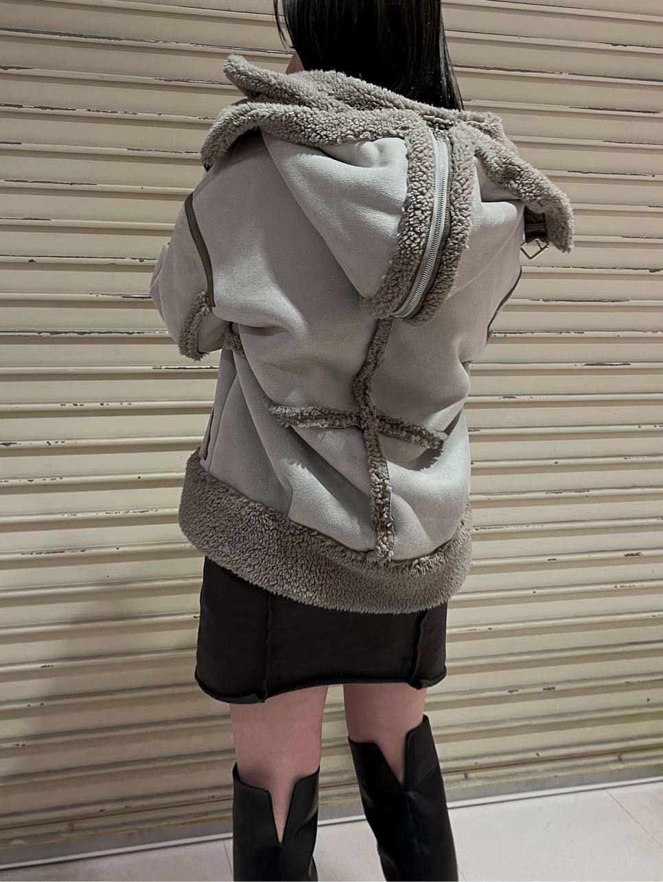 ブラック系のブーツ、グレー系のワンピース、グレー系のムートンコートを着用したレディースの秋コーディネートの5枚目の写真