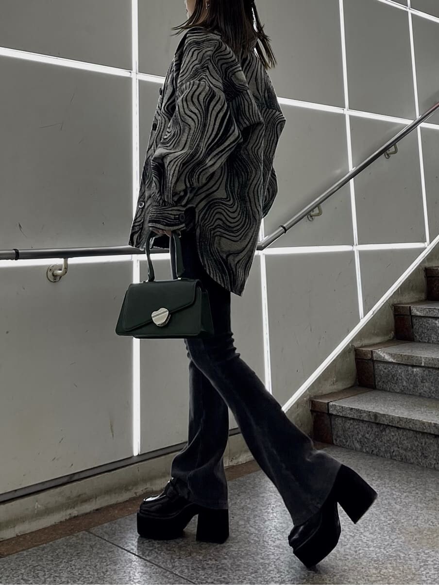 ブラック系のローファー、グリーン系のハンドバッグ、ブラック系のニット/セーターを着用したレディースの秋コーディネートの3枚目の写真