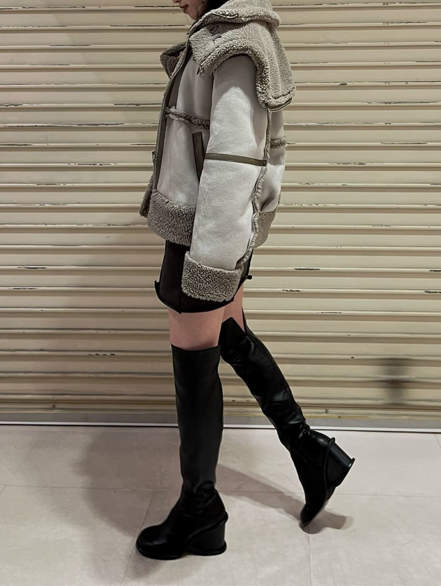 ブラック系のブーツ、グレー系のワンピース、グレー系のムートンコートを着用したレディースの秋コーディネートの3枚目の写真