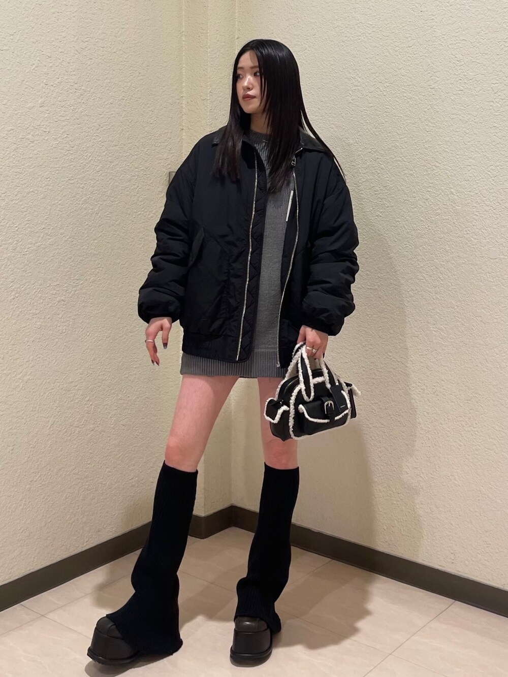 ブラック系のブルゾン、グレー系のニット/セーター、その他のローファーを着用したレディースの秋コーディネートの3枚目の写真