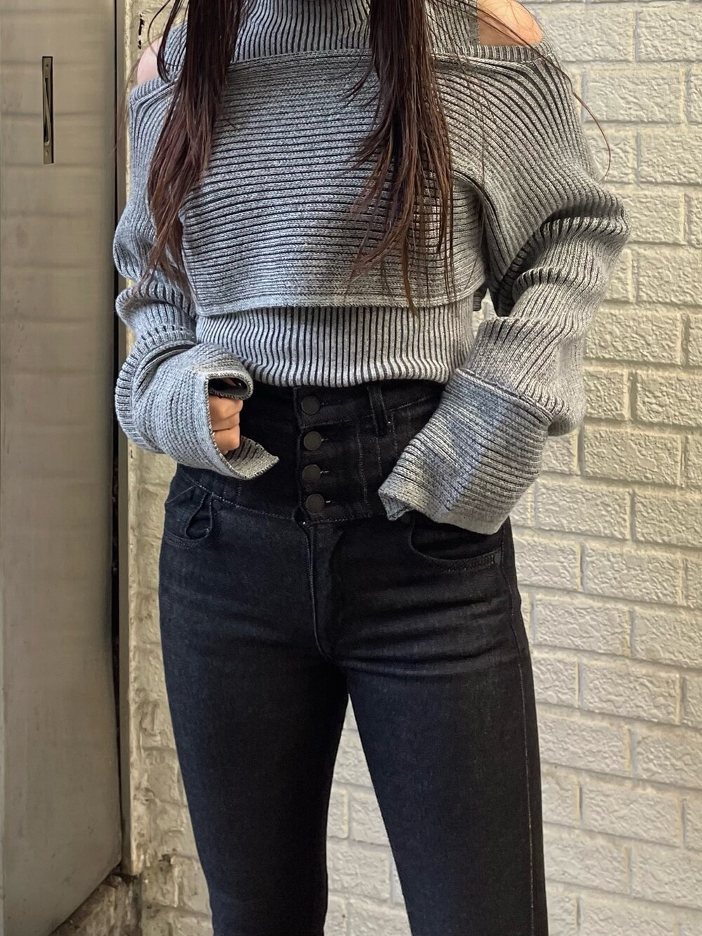 グレー系のニット/セーターを着用したレディースの秋コーディネートの2枚目の写真