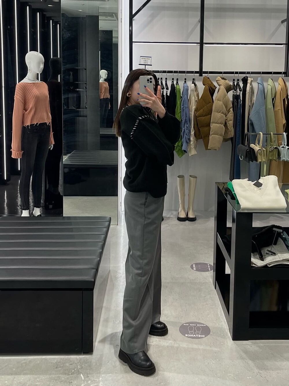 グレー系のその他パンツ、ブラック系のニット/セーターを着用したレディースの冬コーディネートの2枚目の写真