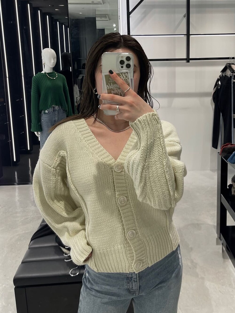 ホワイト系のカーディガン/ボレロを着用したレディースの秋コーディネートの2枚目の写真