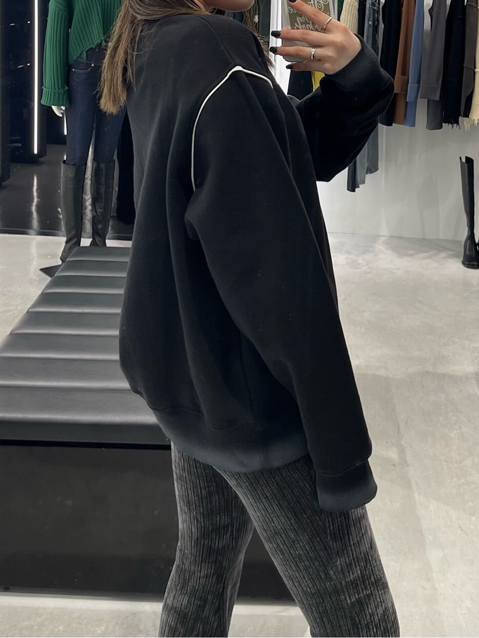 ブラック系のブーツ、グレー系のその他パンツ、ブラック系のTシャツ/カットソーを着用したレディースの秋コーディネートの2枚目の写真