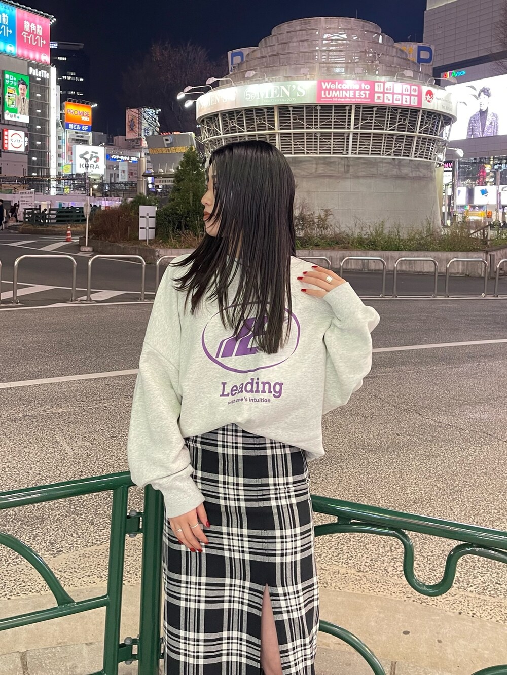 グレー系のスウェット、その他のスカート、ブラック系のブーツを着用したレディースの冬コーディネートの4枚目の写真