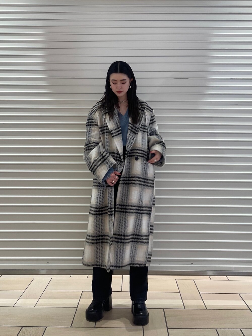 その他のチェスターコート、ブルー系のニット/セーター、ブラック系のデニムパンツを着用したレディースの冬コーディネートの4枚目の写真