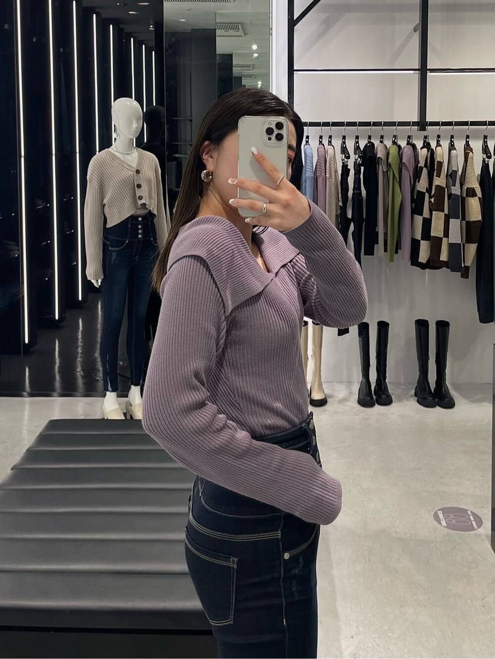 パープル系のニット/セーターを着用したレディースの冬コーディネートの2枚目の写真