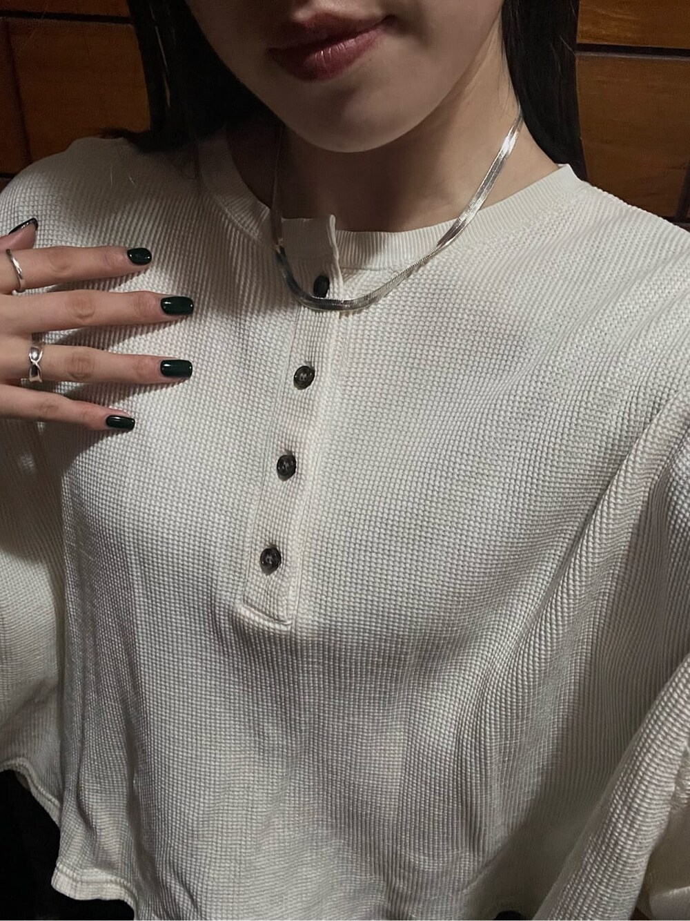 ホワイト系のTシャツ/カットソーを着用したレディースの秋コーディネートの3枚目の写真