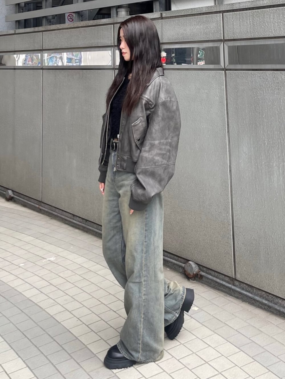グレー系のブルゾンを着用したレディースの秋コーディネートの3枚目の写真