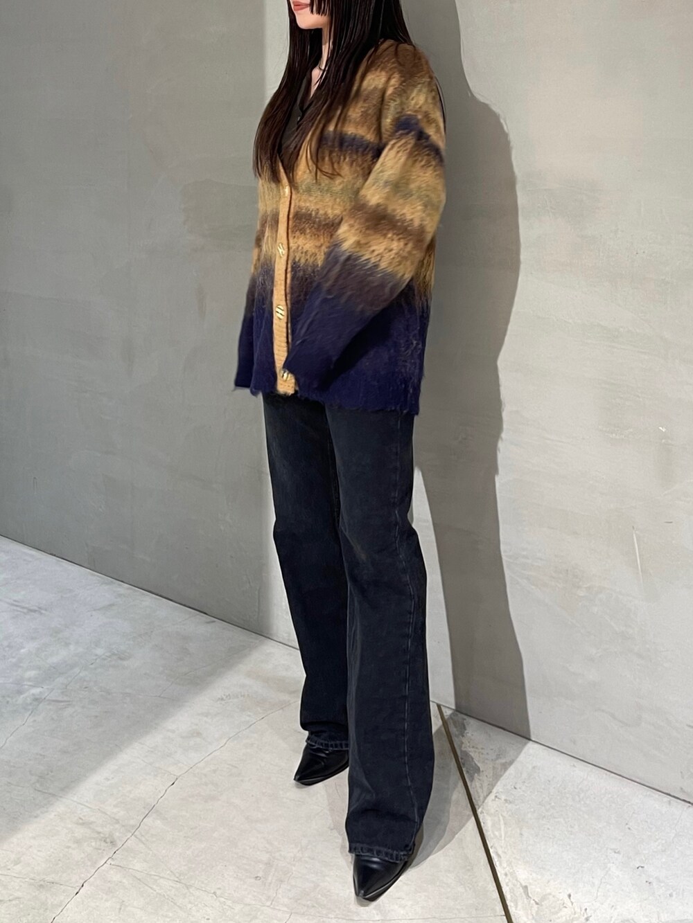 ブラウン系のシャツ/ブラウス、ブラウン系のカーディガン/ボレロを着用したレディースの秋コーディネートの3枚目の写真