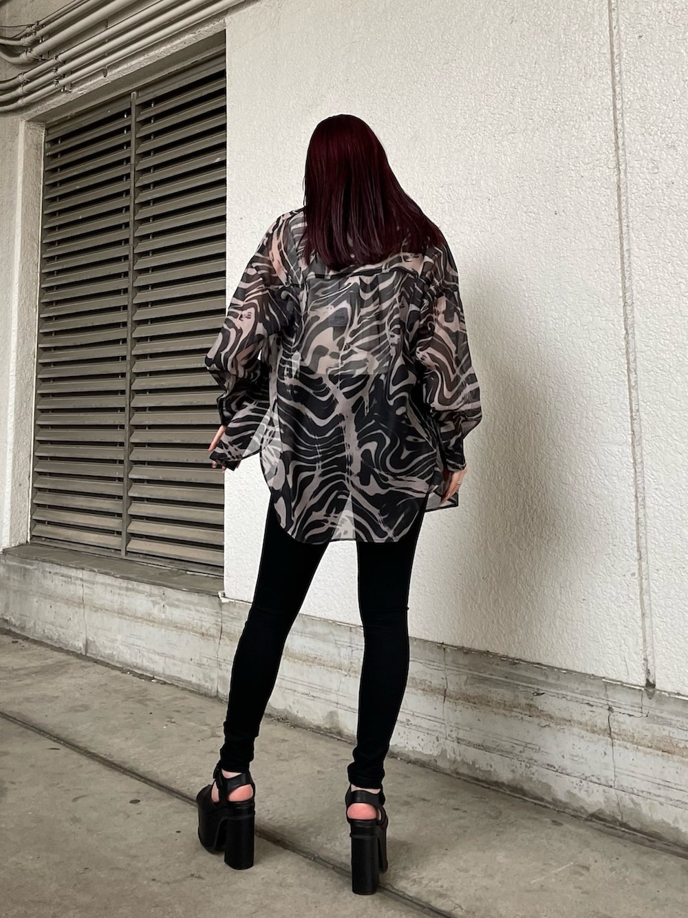 ブラック系のデニムパンツ、ホワイト系のタンクトップ、ベージュ系のシャツ/ブラウスを着用したレディースの夏コーディネートの4枚目の写真