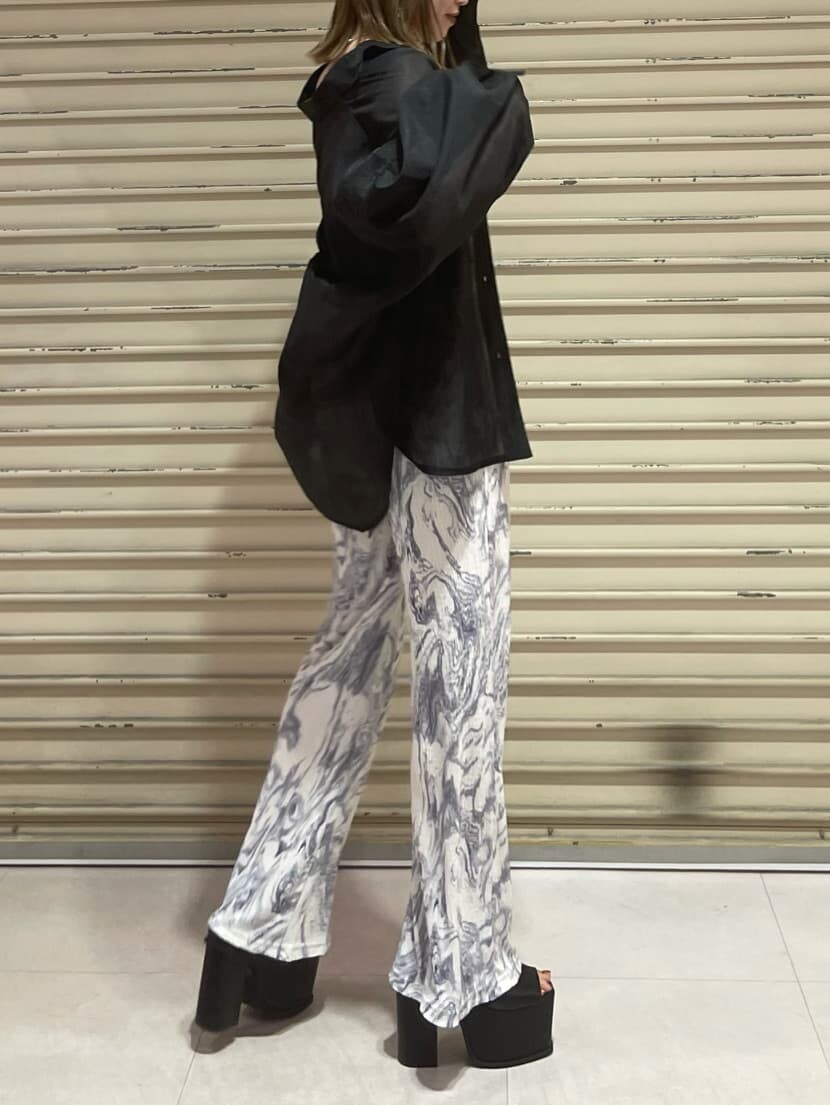 ブラック系のシャツ/ブラウス、その他のその他パンツ、ブラック系のニット/セーターを着用したレディースの夏コーディネートの3枚目の写真