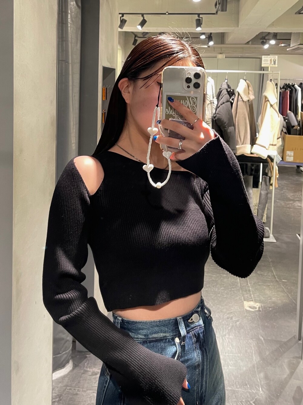 ブラック系のニット/セーターを着用したレディースの冬コーディネートの2枚目の写真