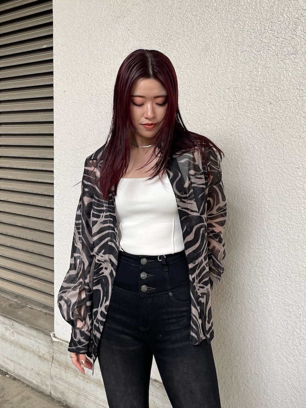 ブラック系のデニムパンツ、ホワイト系のタンクトップ、ベージュ系のシャツ/ブラウスを着用したレディースの夏コーディネートの5枚目の写真