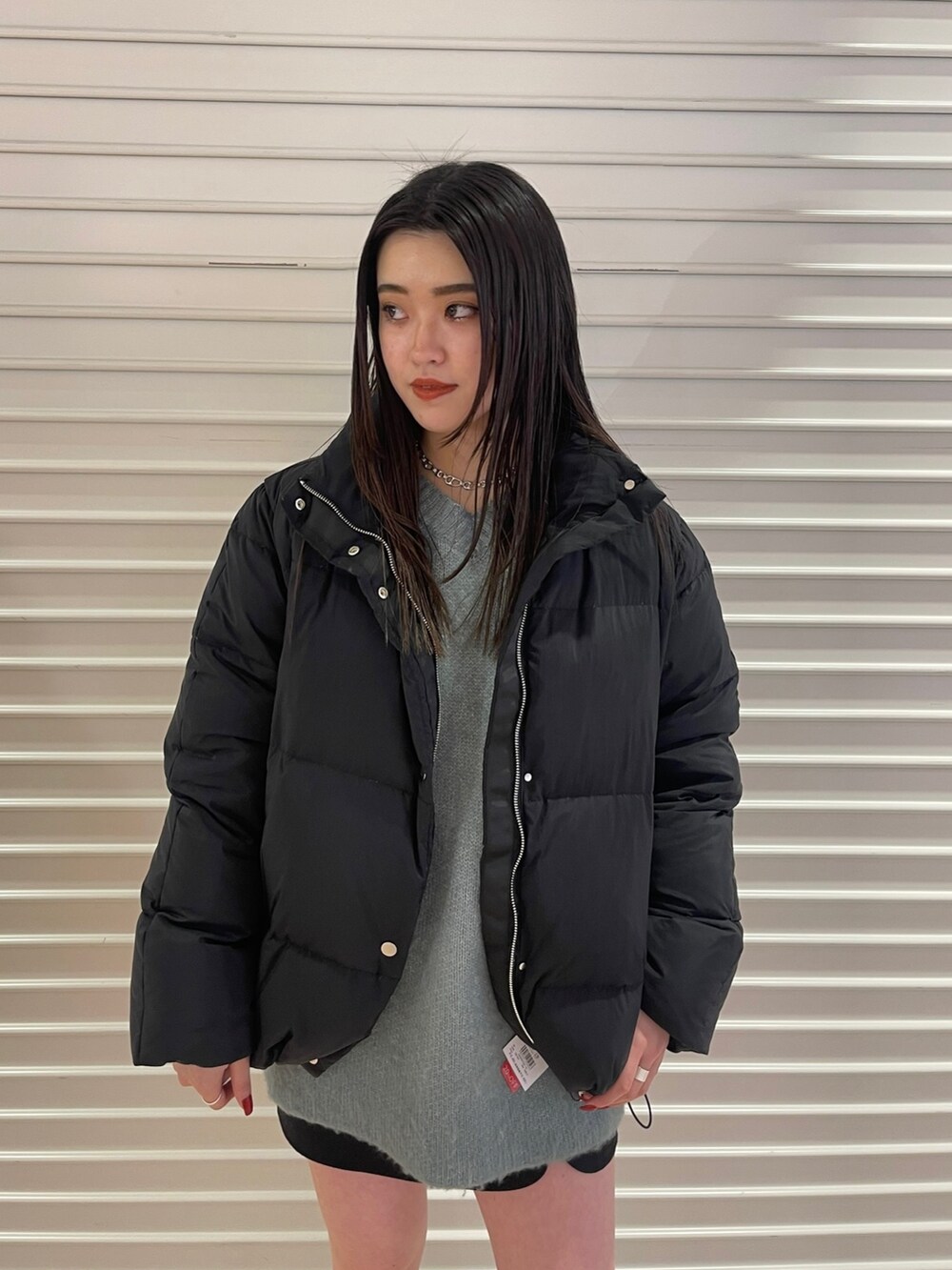 ブラック系のダウンジャケット/コート、ブルー系のニット/セーターを着用したレディースの冬コーディネートの2枚目の写真