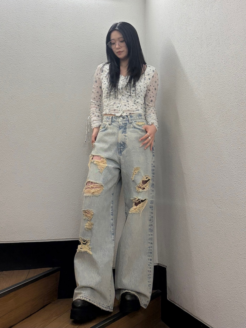 ブルー系のデニムパンツを着用したレディースの春コーディネートの3枚目の写真