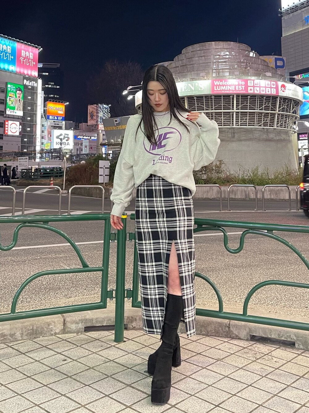 グレー系のスウェット、その他のスカート、ブラック系のブーツを着用したレディースの冬コーディネートの3枚目の写真