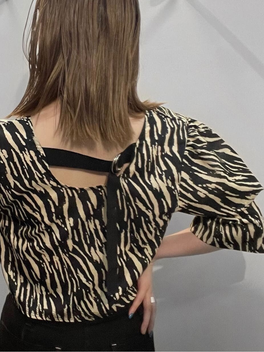 ブラック系のデニムパンツ、その他のシャツ/ブラウス、シルバー系のピアス（両耳用）を着用したレディースの夏コーディネートの3枚目の写真