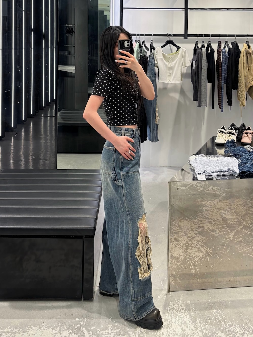 ブルー系のデニムパンツ、その他のTシャツ/カットソー、ブラック系のブーツを着用したレディースの春コーディネートの2枚目の写真