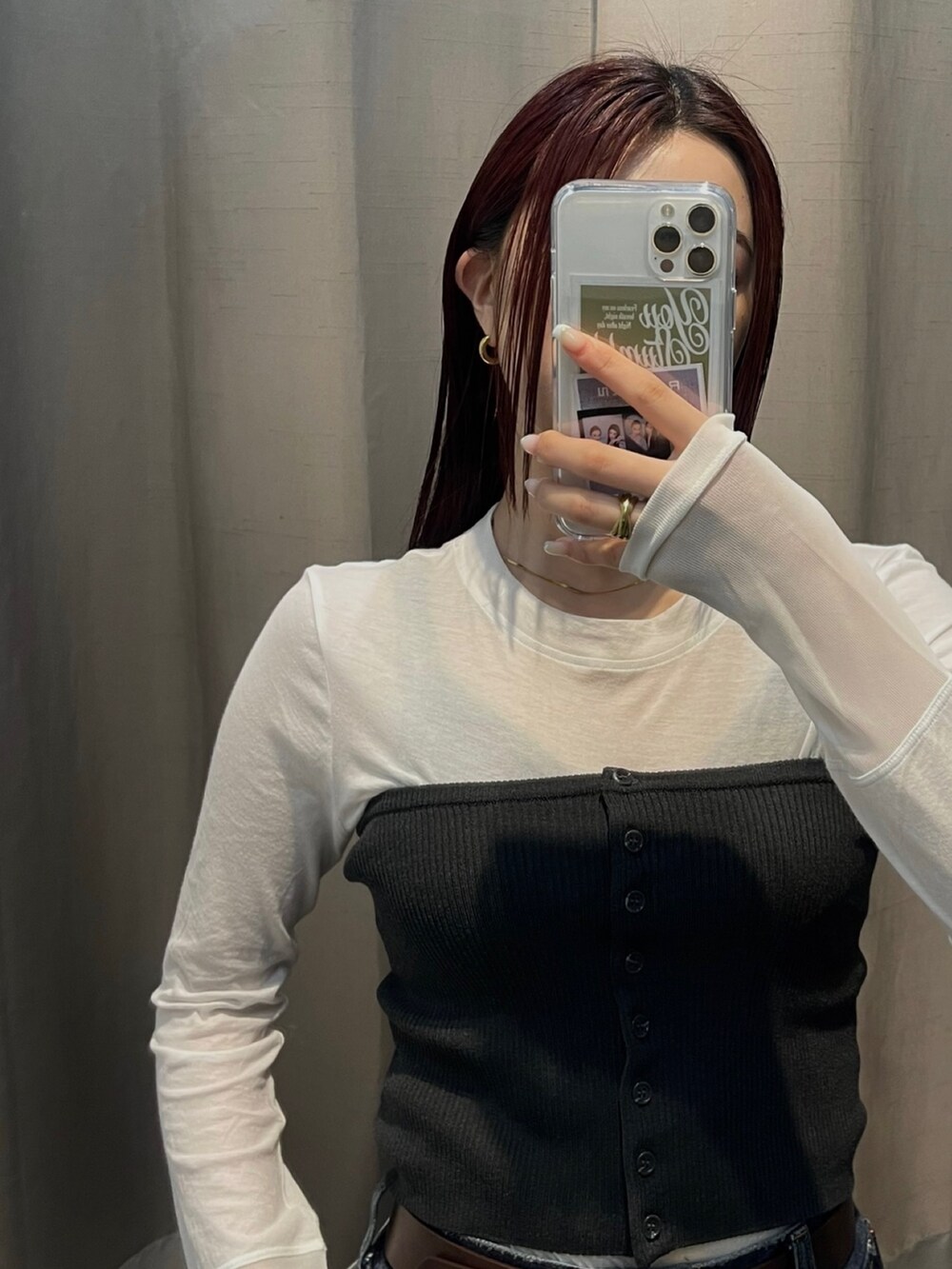 グレー系のチューブトップ、ホワイト系のTシャツ/カットソーを着用したレディースの春コーディネートの2枚目の写真