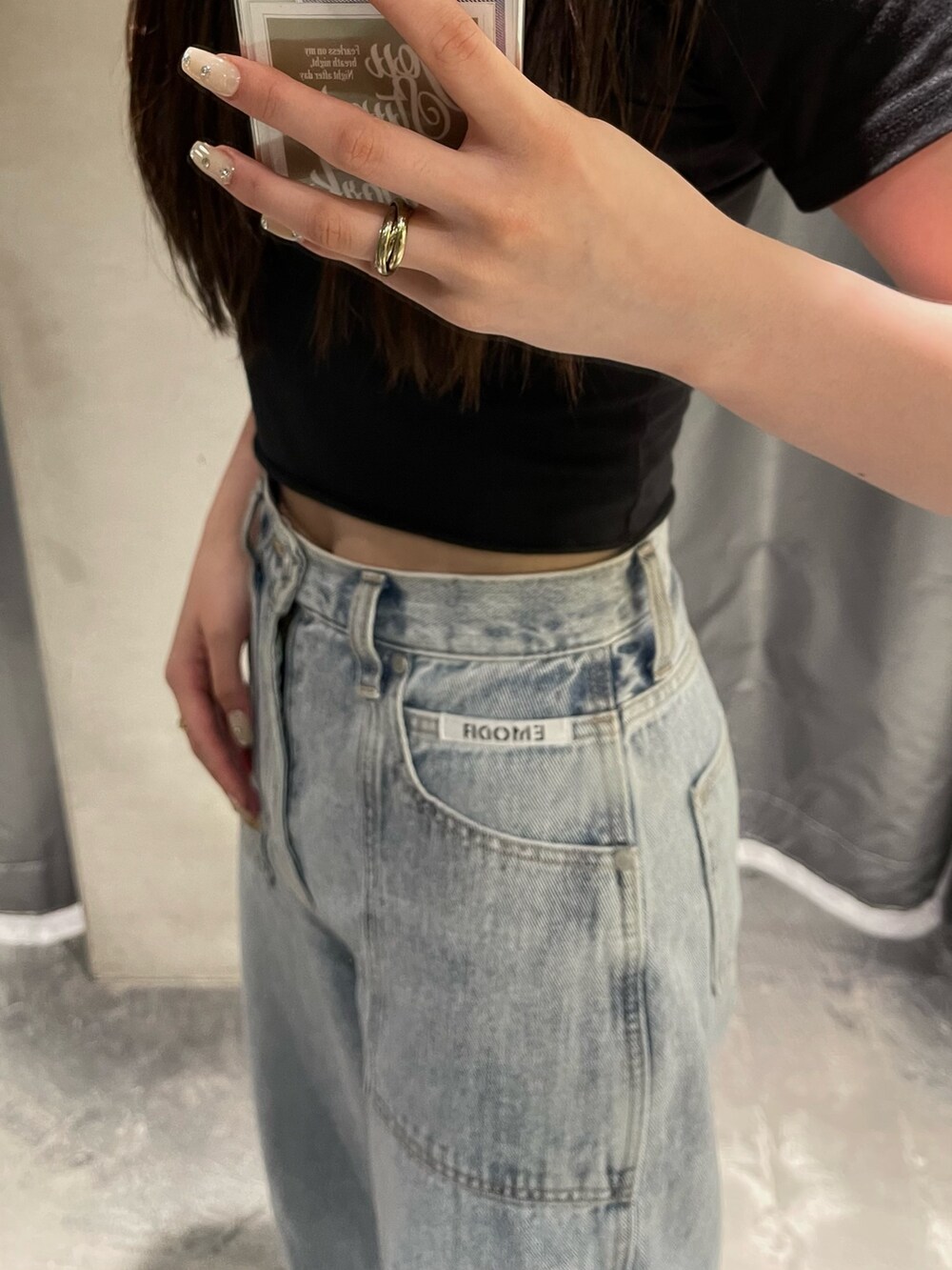 ブルー系のデニムパンツを着用したレディースの夏コーディネートの3枚目の写真