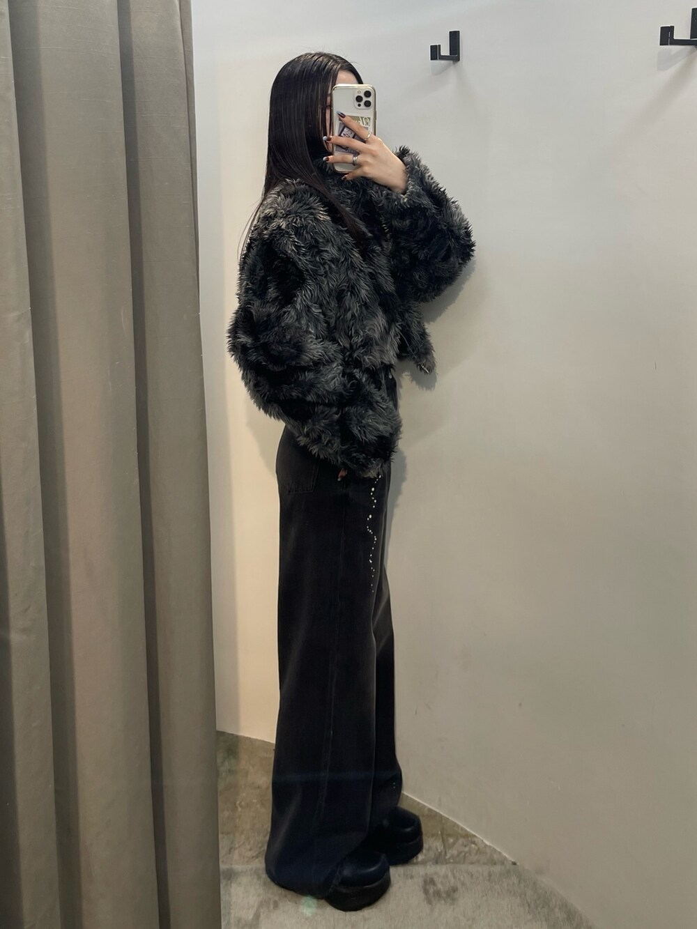 その他のブルゾン、ブラック系のデニムパンツを着用したレディースの秋コーディネートの2枚目の写真