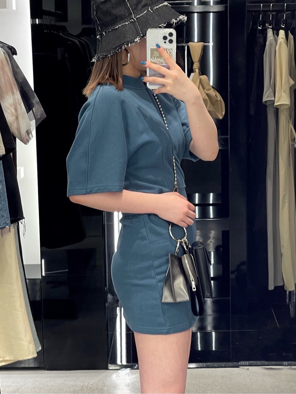 ブルー系のワンピース、ブラック系のサンダル、ブラック系のショルダーバッグを着用したレディースの夏コーディネートの3枚目の写真