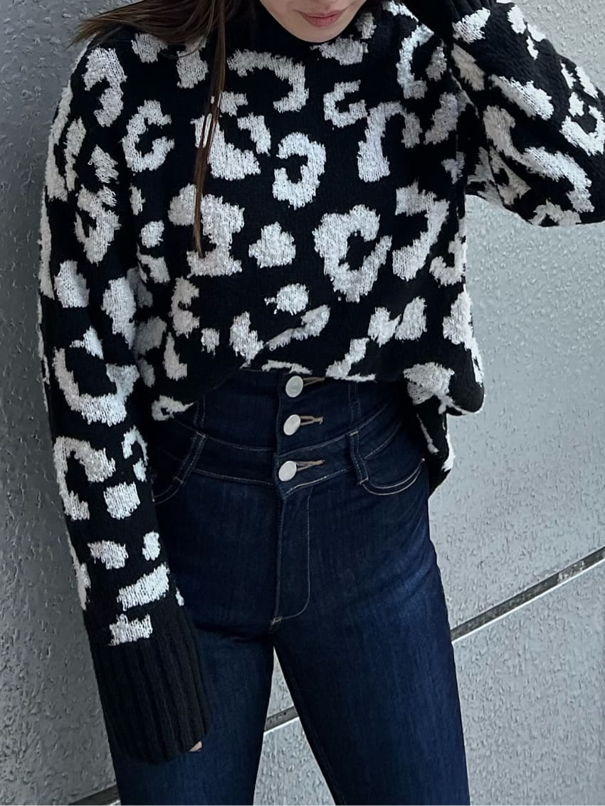 ブラック系のブーツ、ブルー系のデニムパンツ、ブラック系のニット/セーターを着用したレディースの冬コーディネートの3枚目の写真